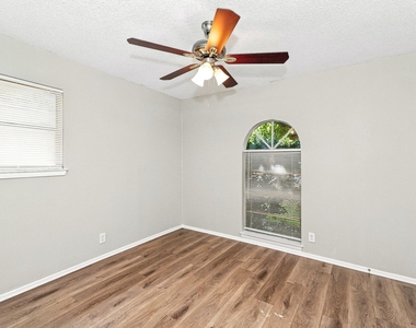 656 Sue Ann Lane - Photo Thumbnail 6
