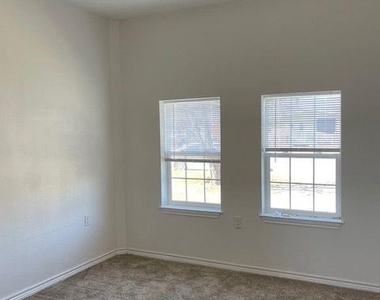 1321 S Crockett Drive - Photo Thumbnail 7