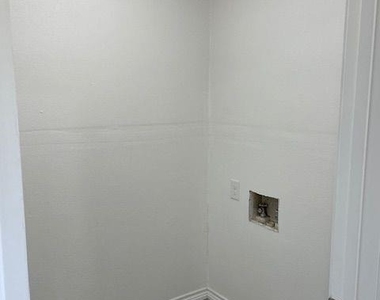 1321 S Crockett Drive - Photo Thumbnail 11