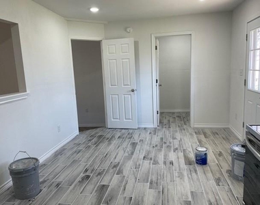 1321 S Crockett Drive - Photo Thumbnail 4