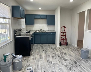 1321 S Crockett Drive - Photo Thumbnail 3