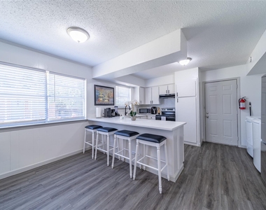 414 Donnell Drive - Photo Thumbnail 2