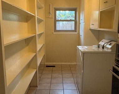 2945 Kerry Lane - Photo Thumbnail 8