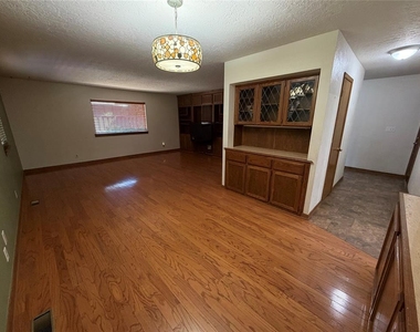 2517 Chateau Drive - Photo Thumbnail 3
