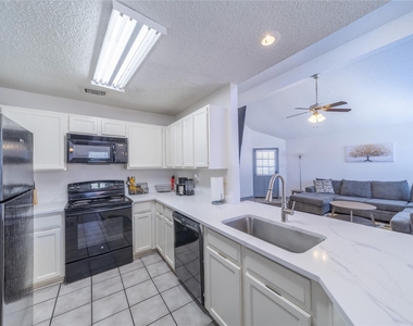 562 Stringfellow Drive - Photo Thumbnail 5
