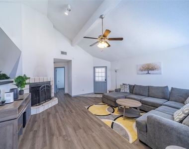 562 Stringfellow Drive - Photo Thumbnail 1