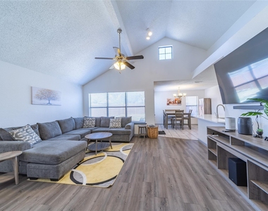 562 Stringfellow Drive - Photo Thumbnail 2