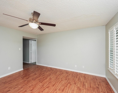 609 E Buffalo Street - Photo Thumbnail 7