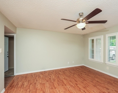 609 E Buffalo Street - Photo Thumbnail 5