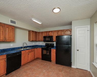 609 E Buffalo Street - Photo Thumbnail 4