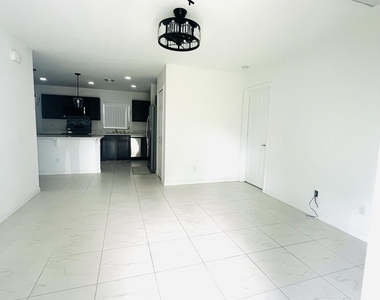 5113 Sunset Boulevard - Photo Thumbnail 3