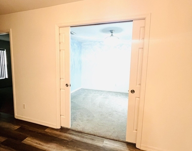 5113 Sunset Boulevard - Photo Thumbnail 11