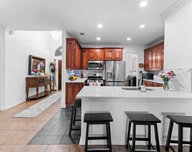 1025 Pearson Street - Photo Thumbnail 5