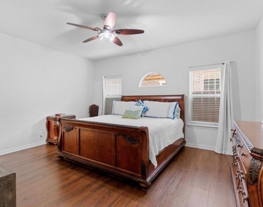 1025 Pearson Street - Photo Thumbnail 9