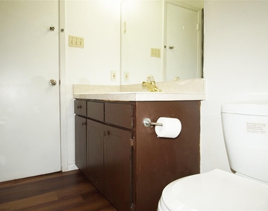 1008 Southmoor Drive - Photo Thumbnail 6