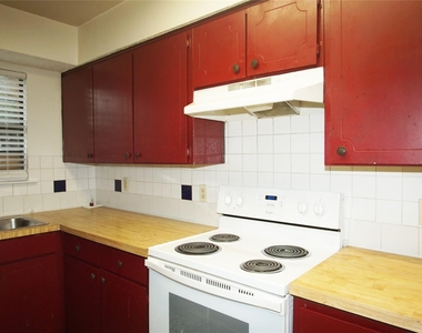 1008 Southmoor Drive - Photo Thumbnail 2