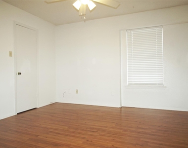 1008 Southmoor Drive - Photo Thumbnail 5