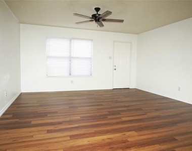 1008 Southmoor Drive - Photo Thumbnail 3