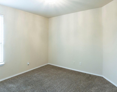 601 Ivy Lane - Photo Thumbnail 12
