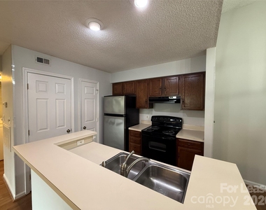415 W 8th Street - Photo Thumbnail 3