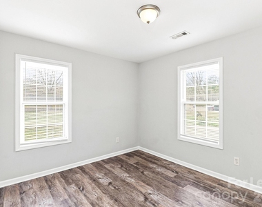 1109 Crescent Way - Photo Thumbnail 7