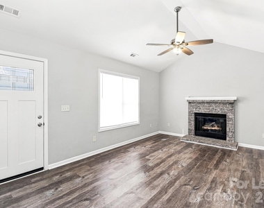 1109 Crescent Way - Photo Thumbnail 5