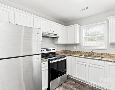 1109 Crescent Way - Photo Thumbnail 3