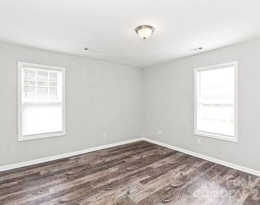 1109 Crescent Way - Photo Thumbnail 11