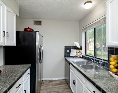 2937 Carnaby Lane - Photo Thumbnail 6