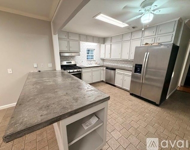 4925 Lubbock Avenue - Photo Thumbnail 9