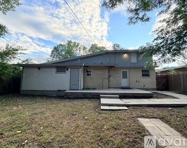 4925 Lubbock Avenue - Photo Thumbnail 2