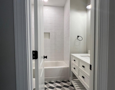2425 Milton Avenue - Photo Thumbnail 12