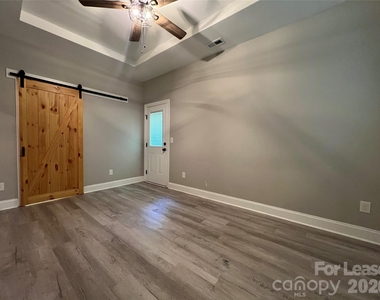 2425 Milton Avenue - Photo Thumbnail 7