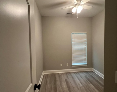 2425 Milton Avenue - Photo Thumbnail 13
