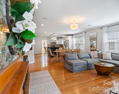 425 Tremont Avenue E - Photo Thumbnail 3