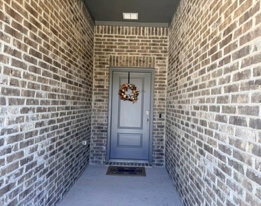 914 Jett Drive - Photo Thumbnail 2
