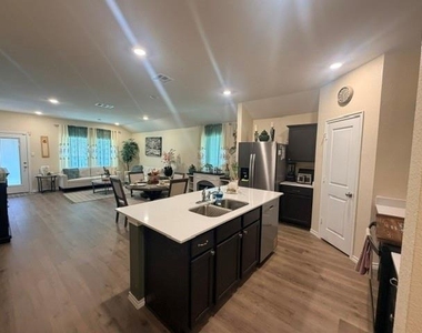 914 Jett Drive - Photo Thumbnail 4