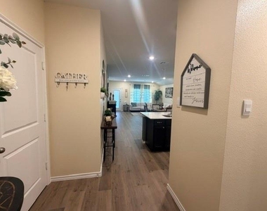914 Jett Drive - Photo Thumbnail 3
