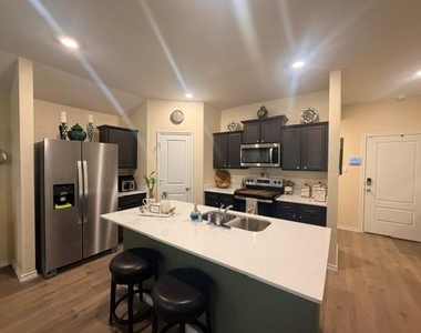 914 Jett Drive - Photo Thumbnail 7