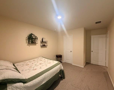 914 Jett Drive - Photo Thumbnail 13