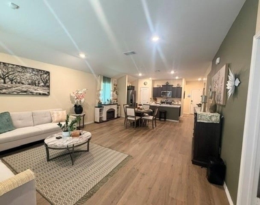 914 Jett Drive - Photo Thumbnail 6