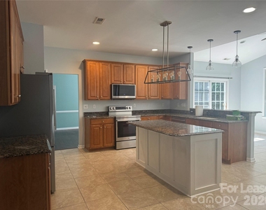 800 Pinkney Place - Photo Thumbnail 5
