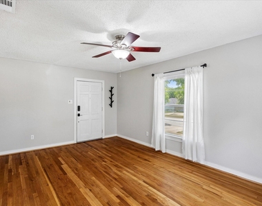 4708 Calmont Avenue - Photo Thumbnail 5