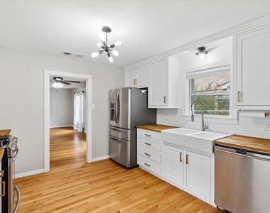 4708 Calmont Avenue - Photo Thumbnail 7