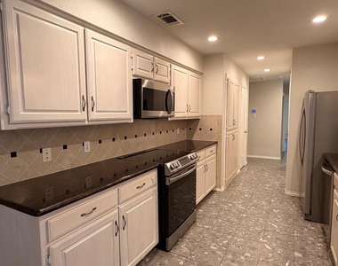 2024 N Saint Andrews Court - Photo Thumbnail 9