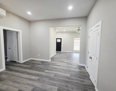 223 E Shreveport Street - Photo Thumbnail 7