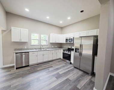 223 E Shreveport Street - Photo Thumbnail 10