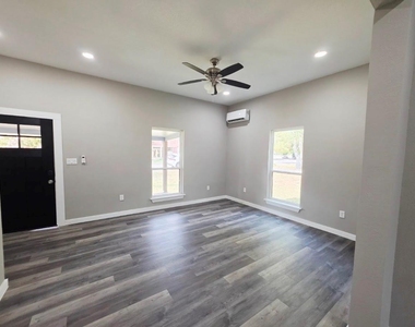 223 E Shreveport Street - Photo Thumbnail 6
