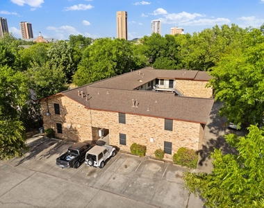 1108 N Elm Street - Photo Thumbnail 2