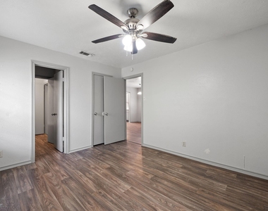 1108 N Elm Street - Photo Thumbnail 17